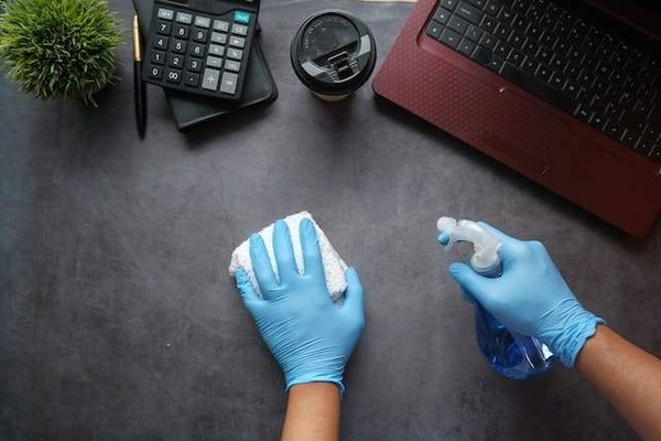 Quels sont les produits et les matériels de nettoyage indispensables ?